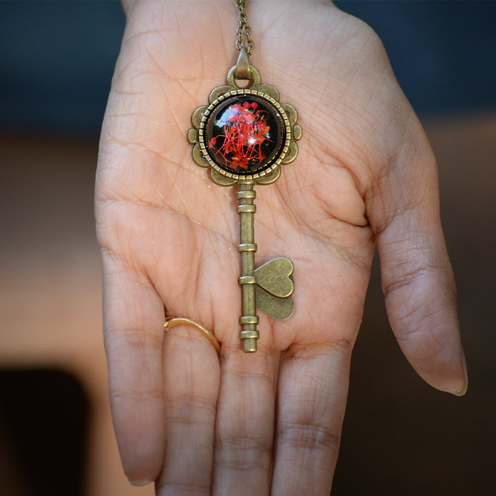 FLO's Dainty Cue Real Dried Flower Necklace