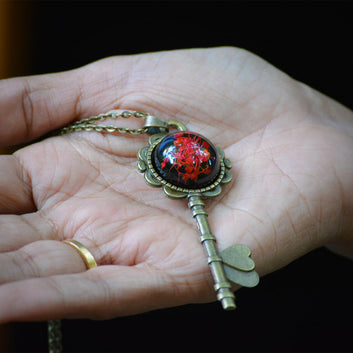 FLO's Dainty Cue Real Dried Flower Necklace