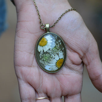 FLO's Ivory Cosmos Real Dried Flower Necklace