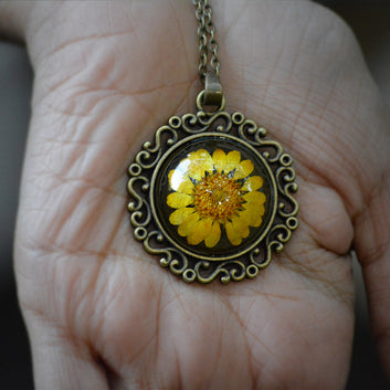 FLO's Runic Souvenir Real Dried Flower Necklace